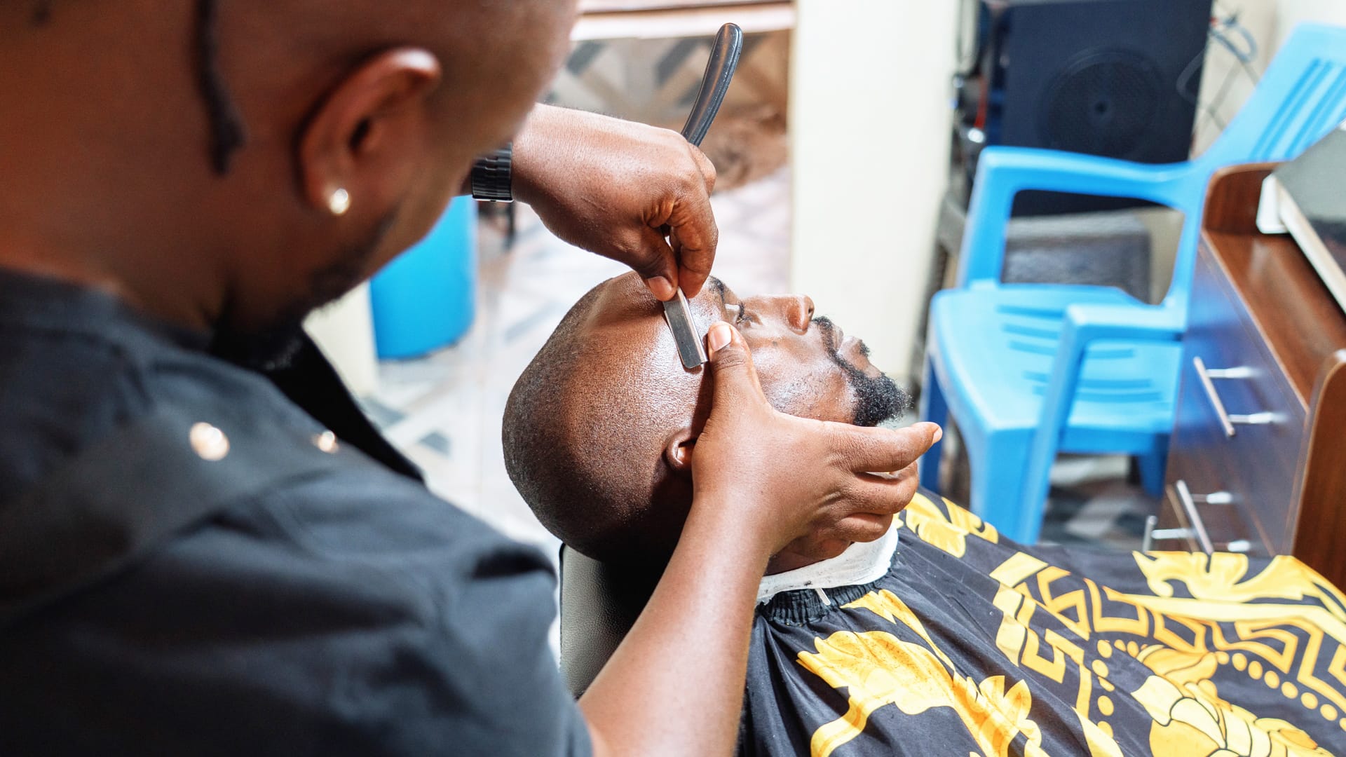 peter-chege-trimming-client-hair-closeup-fastagger-microsoft